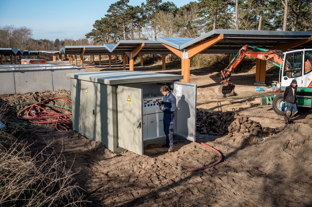 Aanleg middenspanningsring met compactstations camping Bakkum