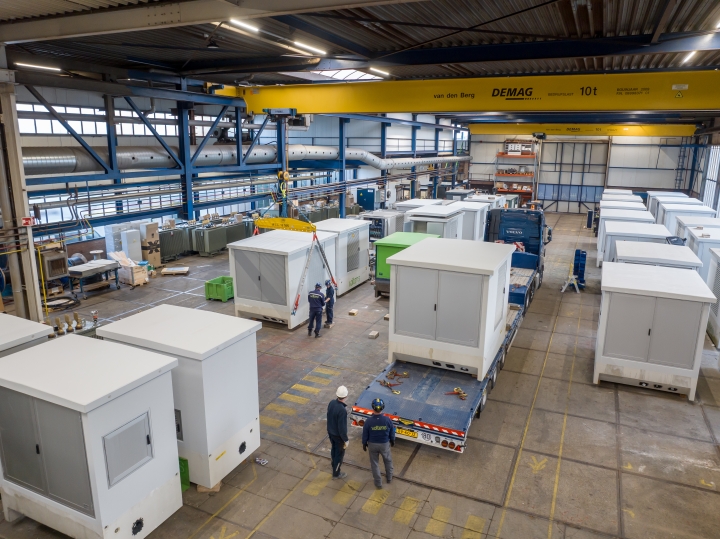 Fabriekshal met meerdere transformatorstations en een hijskraan